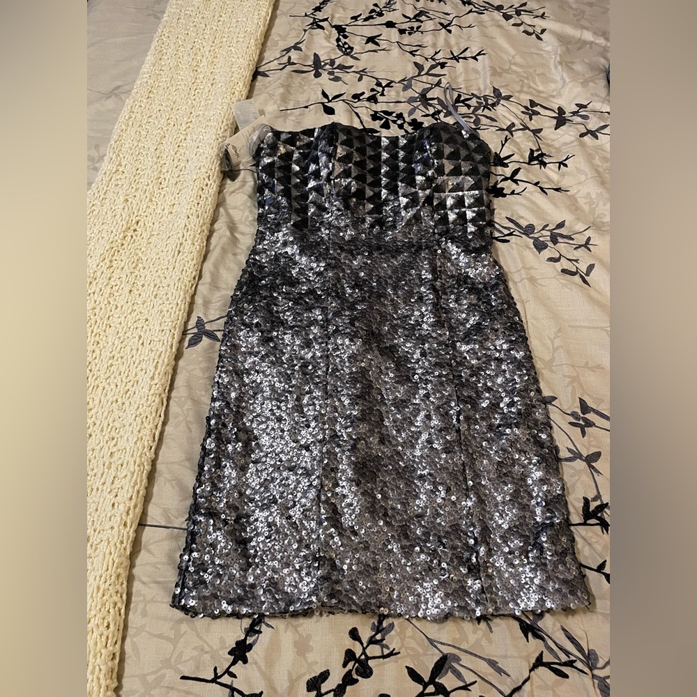 NWT Alberto Makali, grey, sequined formal gown. Size 6